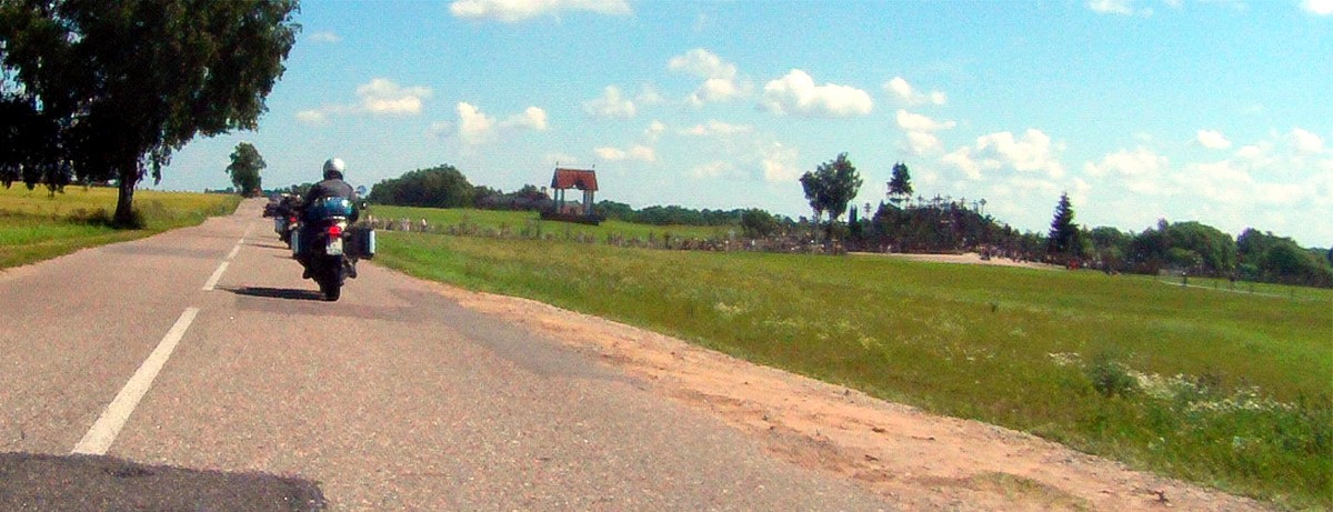 Berg der Kreuze von weitem