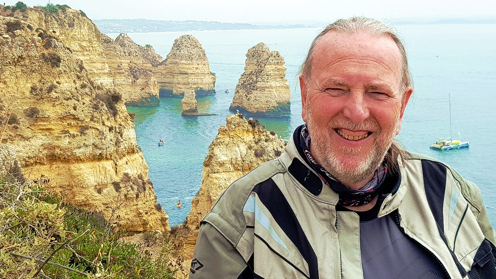 Axel mit Klippenlandschaft