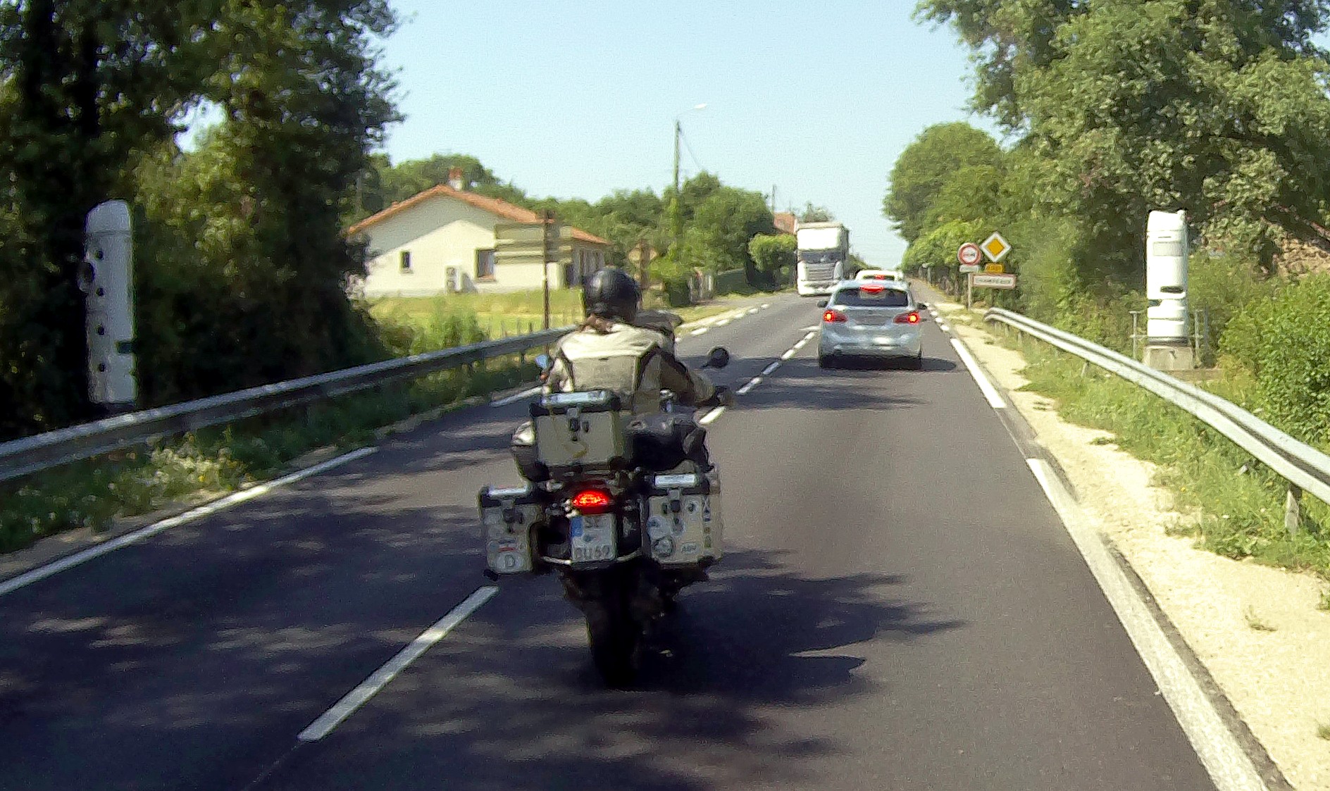 Blitzer weißer Riese in Frankreich