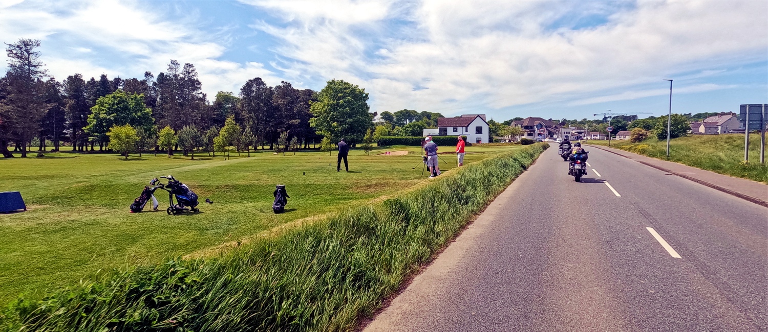 Mitten durch den Golfplatz