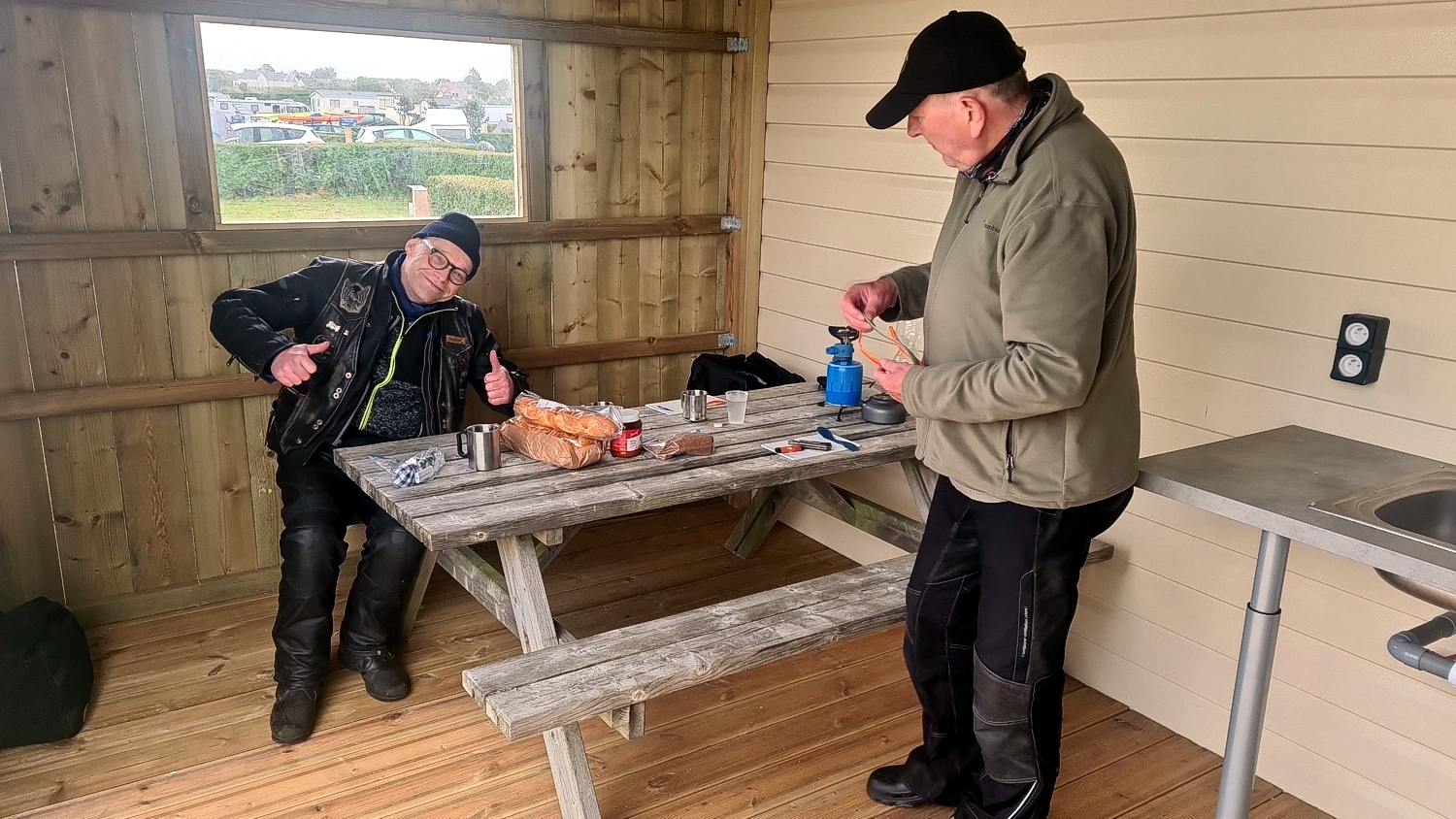 Frühstück Omaha Beach Camping