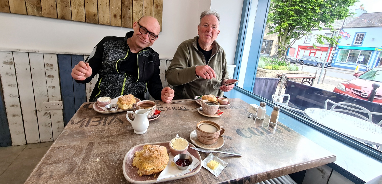 Kaffee, Scones mit Clotted Cream und Marmelade