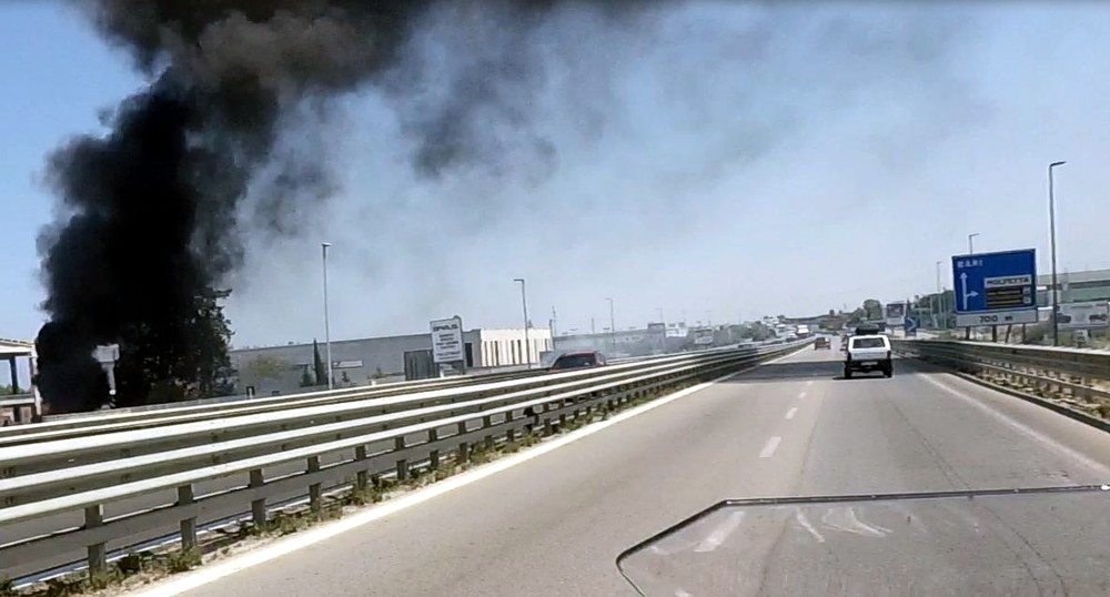 Feuer am Straßenrand