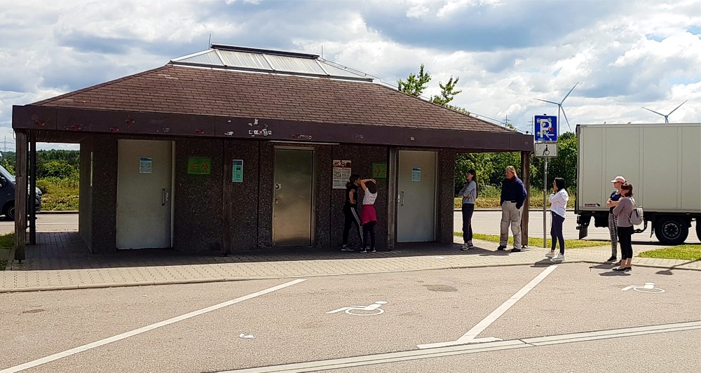 Warteschlange am Damen-WC